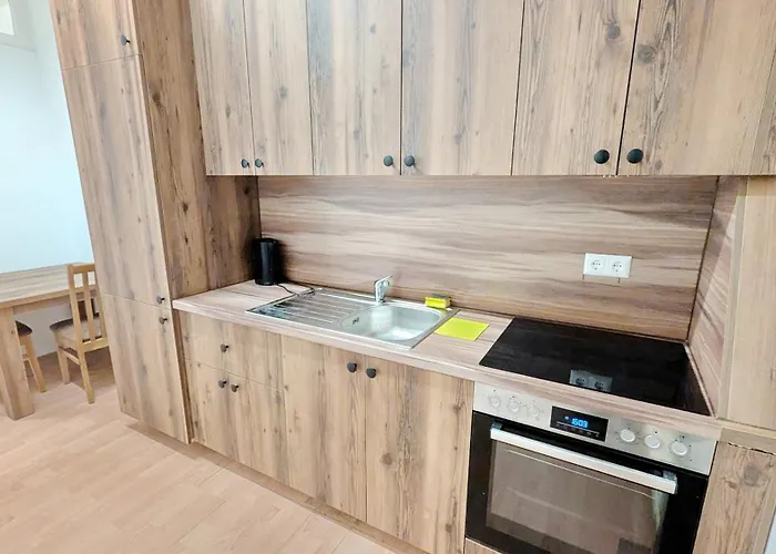 Проживання в сім'ї Spacious - 15 Min From Airport & Center, 5 Min From Main-bus Station Ez 12