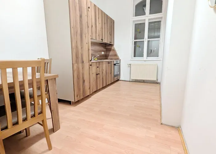 Проживання в сім'ї Spacious - 15 Min From Airport & Center, 5 Min From Main-bus Station Ez 12