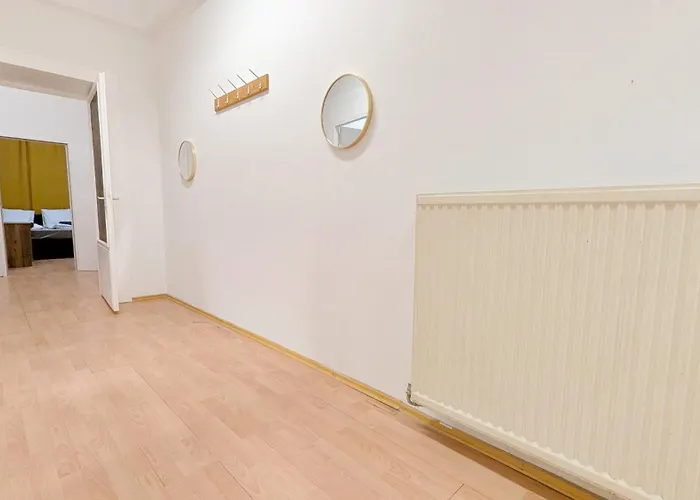 Проживання в сім'ї Spacious - 15 Min From Airport & Center, 5 Min From Main-bus Station Ez 12