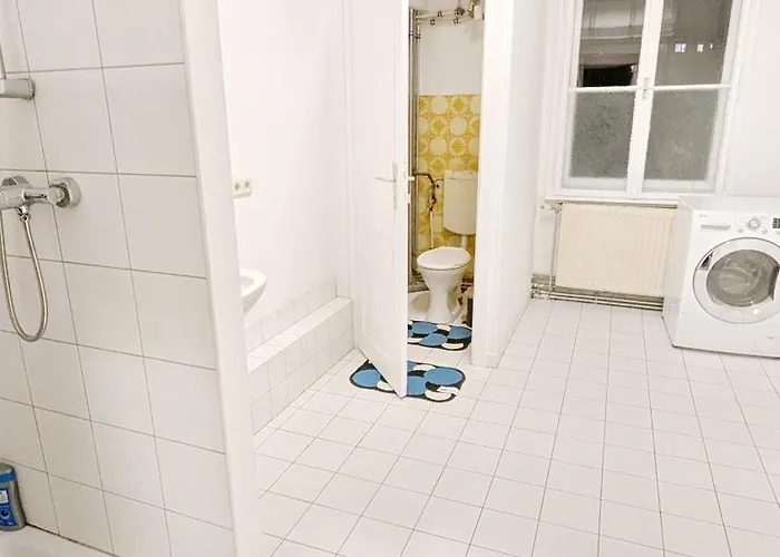 Spacious - 15 Min From Airport & Center, 5 Min From Main-bus Station Ez 12 Проживання в сім'ї *