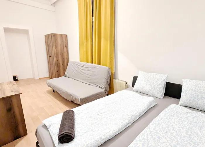 Spacious - 15 Min From Airport & Center, 5 Min From Main-bus Station Ez 12 Проживання в сім'ї *