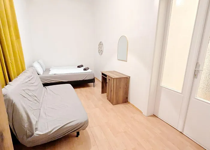 Проживання в сім'ї Spacious - 15 Min From Airport & Center, 5 Min From Main-bus Station Ez 12 *