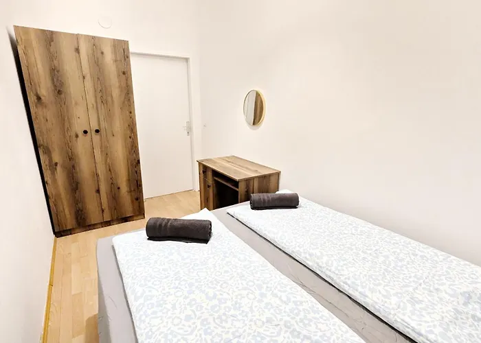 Spacious - 15 Min From Airport & Center, 5 Min From Main-bus Station Ez 12 *