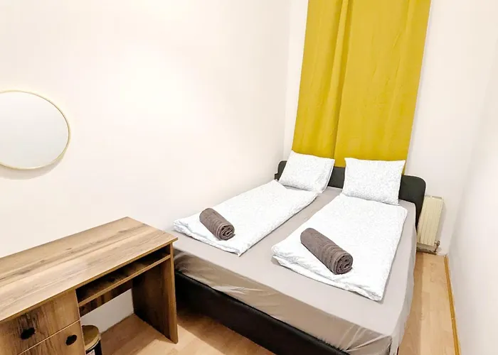 Проживання в сім'ї Spacious - 15 Min From Airport & Center, 5 Min From Main-bus Station Ez 12