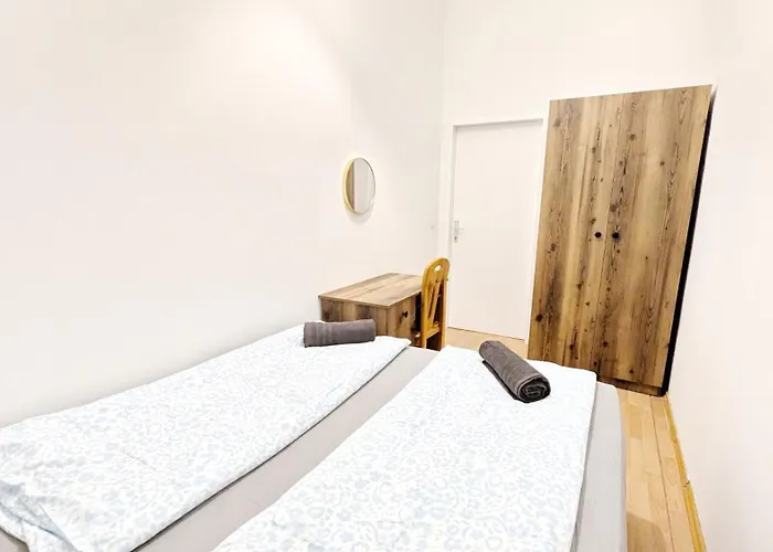 Spacious - 15 Min From Airport & Center, 5 Min From Main-bus Station Ez 12 Проживання в сім'ї *